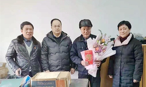 浙江省國(guó)防工業(yè)工會(huì)徐航主任、王哲（副處級(jí)調(diào)研員）代表省國(guó)防工業(yè)工會(huì)來公司慰問全國(guó)勞動(dòng)模范余昌琴和困難職工。